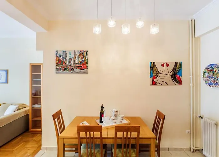 Athens Strawberry Hideaway - City Chic Retreat