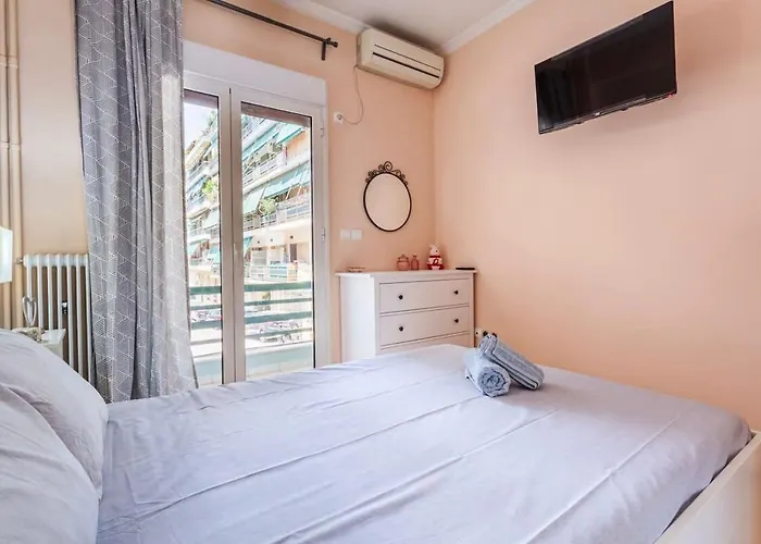Athens Strawberry Hideaway - City Chic Retreat