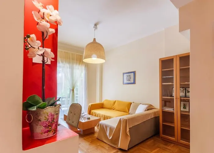 Athens Strawberry Hideaway - City Chic Retreat