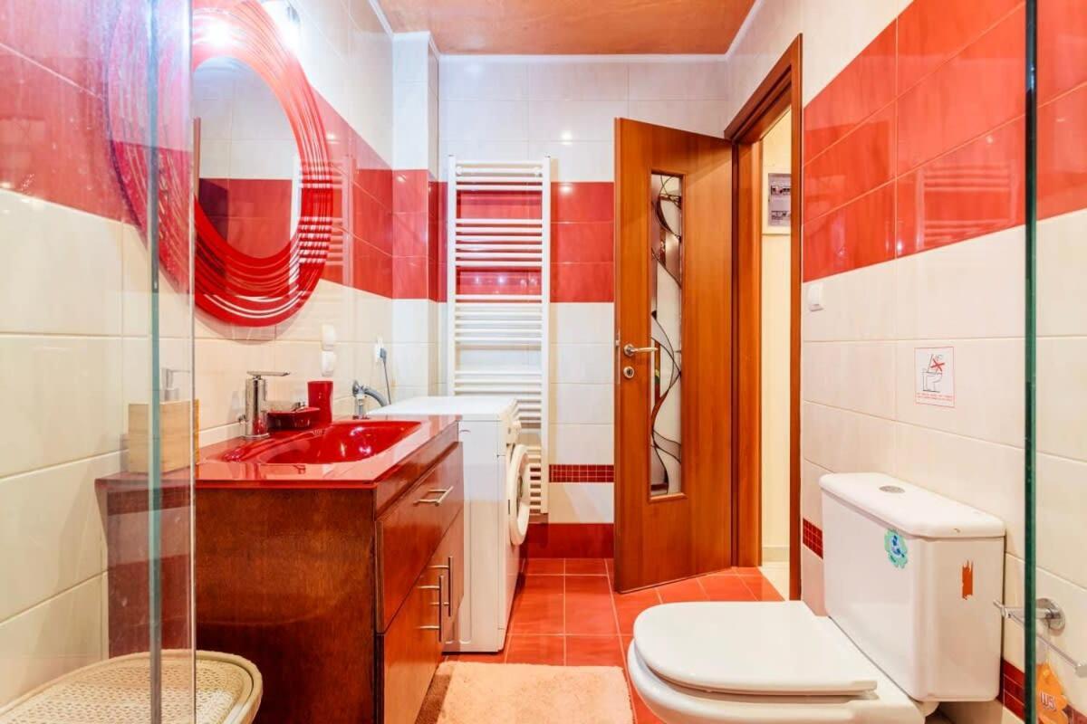 Strawberry Hideaway - Chic Retreat Atena