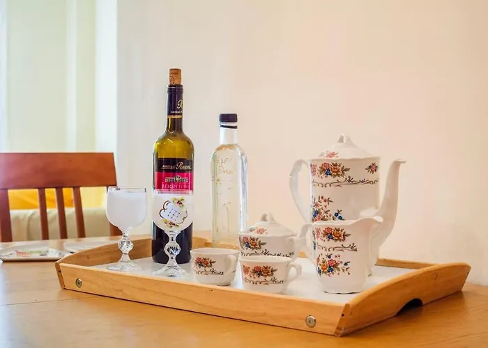 Athens Strawberry Hideaway - City Chic Retreat